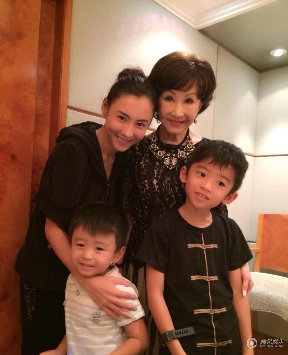  张柏芝 带 儿子 见友人 两兄弟长高懂事乖巧(图) 