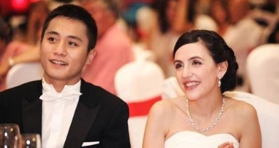 刘烨和妻子安娜在婚礼上