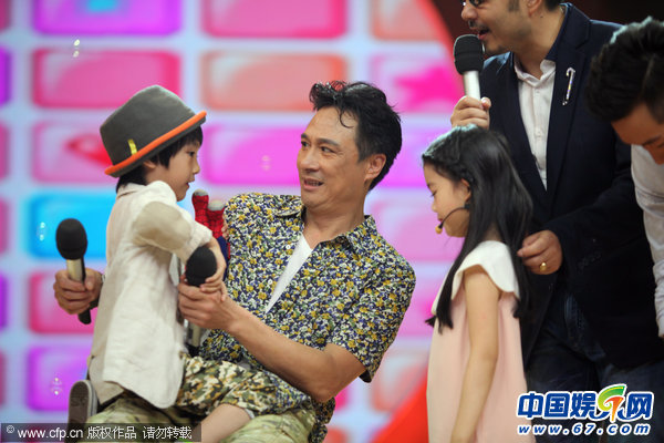 吴镇宇儿子费曼吊威亚满场飞 见女神害羞呆坐