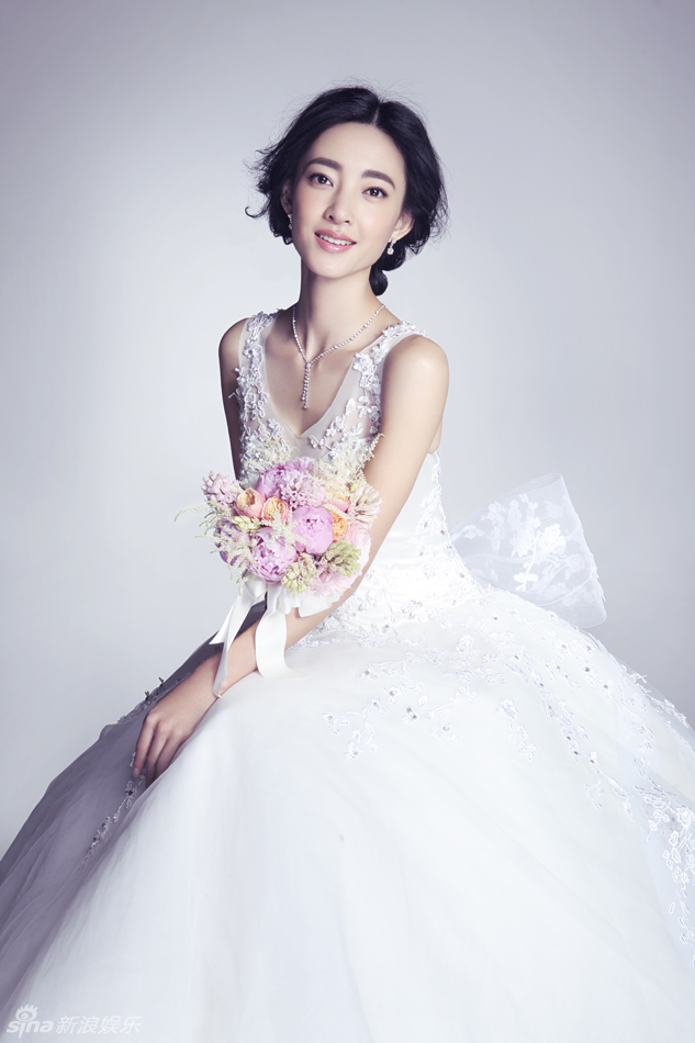 组图:王丽坤披婚纱演绎浪漫 身材婀娜女神范儿