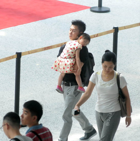 李小鹏一家三口现身机场 <em>奥莉</em>熟睡<em>萌态十足</em> - 