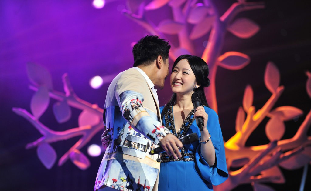 毛宁杨钰莹献唱经典老歌 深情相拥再续前缘