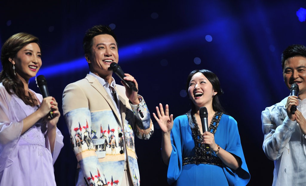 毛宁杨钰莹献唱经典老歌 深情相拥再续前缘