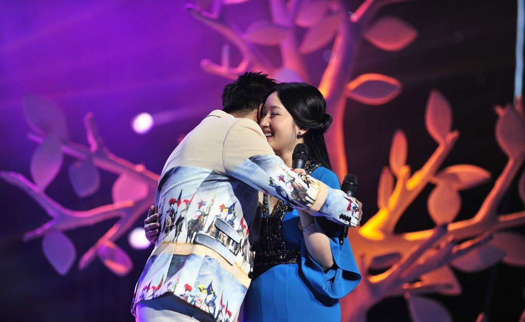 毛宁杨钰莹献唱经典老歌 深情相拥再续前缘