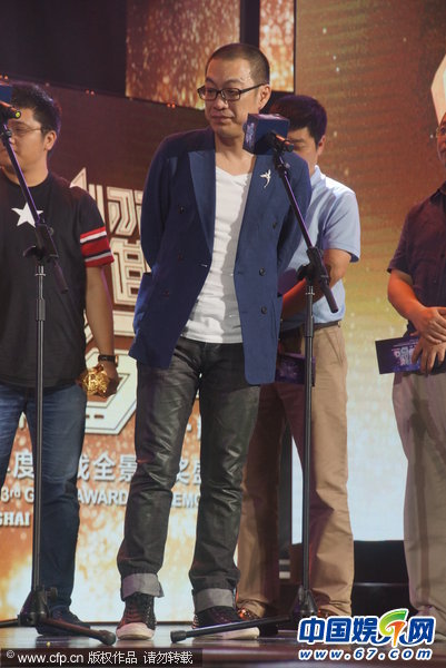 宁财神吸毒事件后领奖 卷舌舔齿斜眼瞄人(图)