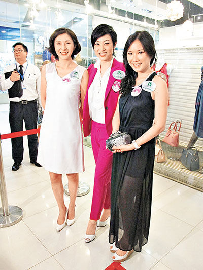 左起：王爱伦、陈法蓉及刘倩婷代表慧妍雅集到天水围出席菜场开幕礼。