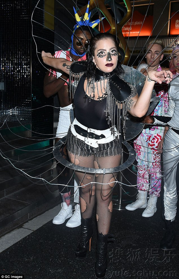  LadyGaga东京夜店狂欢 身着透视装妆容诡异 