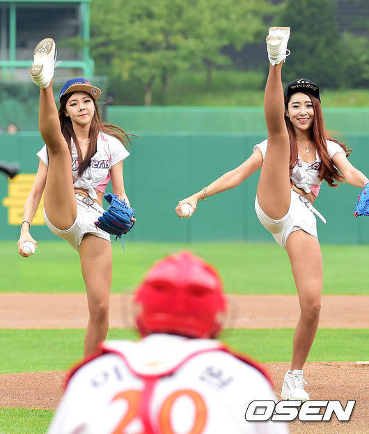 韩国棒球宝贝露底抢眼球