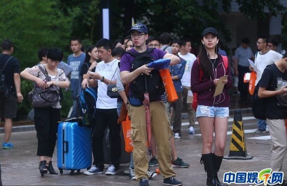 直击北影新生首日报到现场 众俊男美女素颜亮