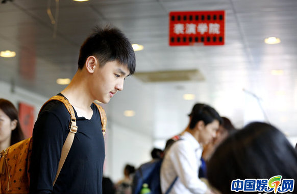 直击北影新生首日报到现场 众俊男美女素颜亮