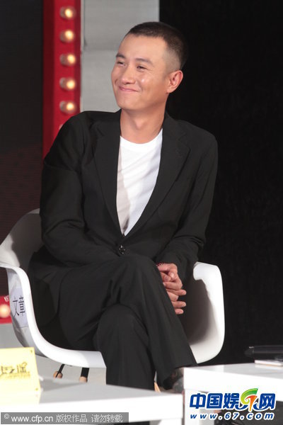  文章出轨门 后首 公开亮相  不顾形象笑称重新崛