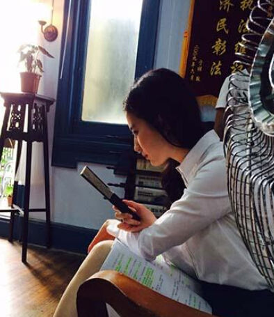 娱乐24小时:中戏美女新生军训照 伊能静订婚 -