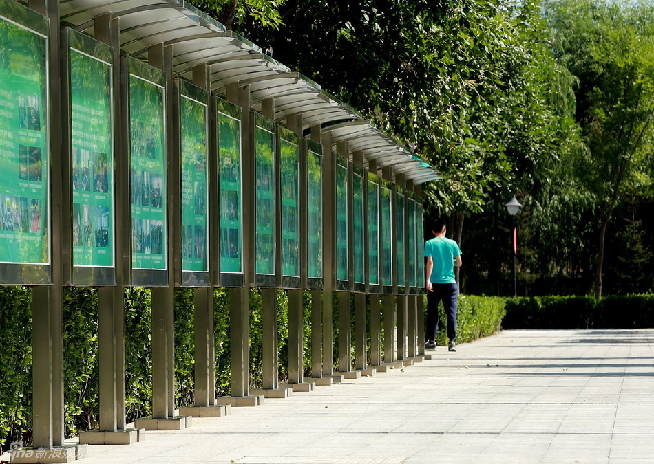 直击中戏新生开学 女生素颜抢镜男生帅气有型