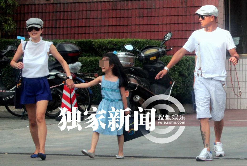 <em>文章</em>马伊璃<em>接</em>大<em>女儿放学</em> 一家三口和谐友爱 - 