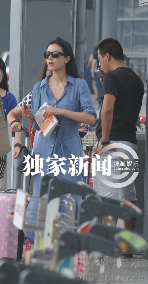  高圆圆 女神气场足 粉丝接机送 书 欣然接受(图) 