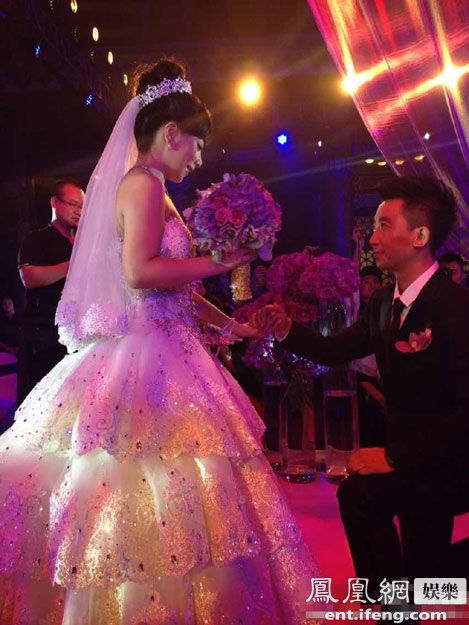 星光大道 歌手 王二妮 结婚  毕福剑当证婚人(图) 