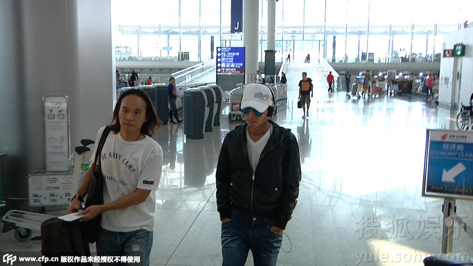 谢霆锋似飞台北陪女友 与王菲再续前缘心情靓