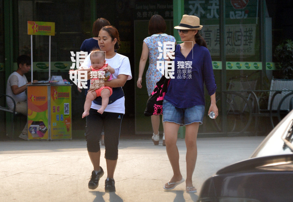 马雅舒怀二胎挺肚逛街 混血女儿紧咬奶嘴(图)