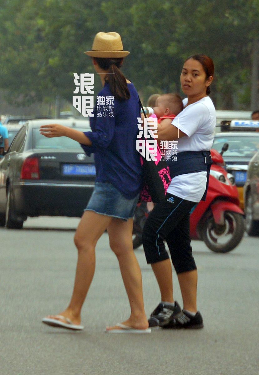 马雅舒怀二胎挺肚逛街 混血女儿紧咬奶嘴(图)
