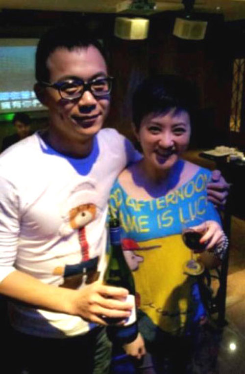 绯闻男友某宣传公司老总安玉刚也首次在微博中上传了于金铭的亲密合照