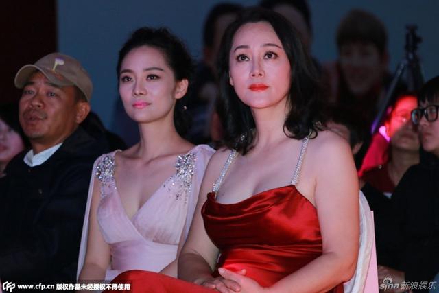  大宋佳 携女儿性感亮相 母女齐秀事业线(组图)