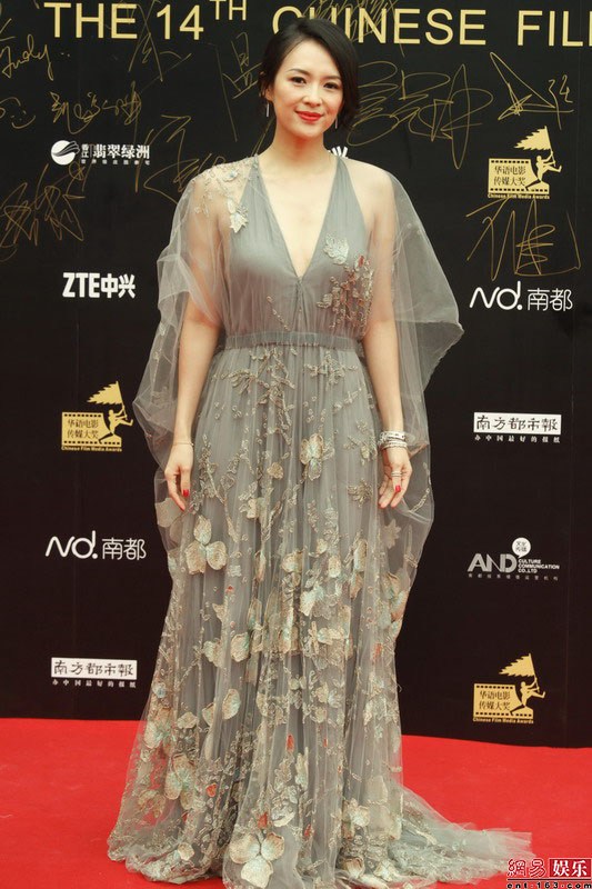 章子怡穿薄纱裙露玉背 耸肩起身露羞涩(组图)