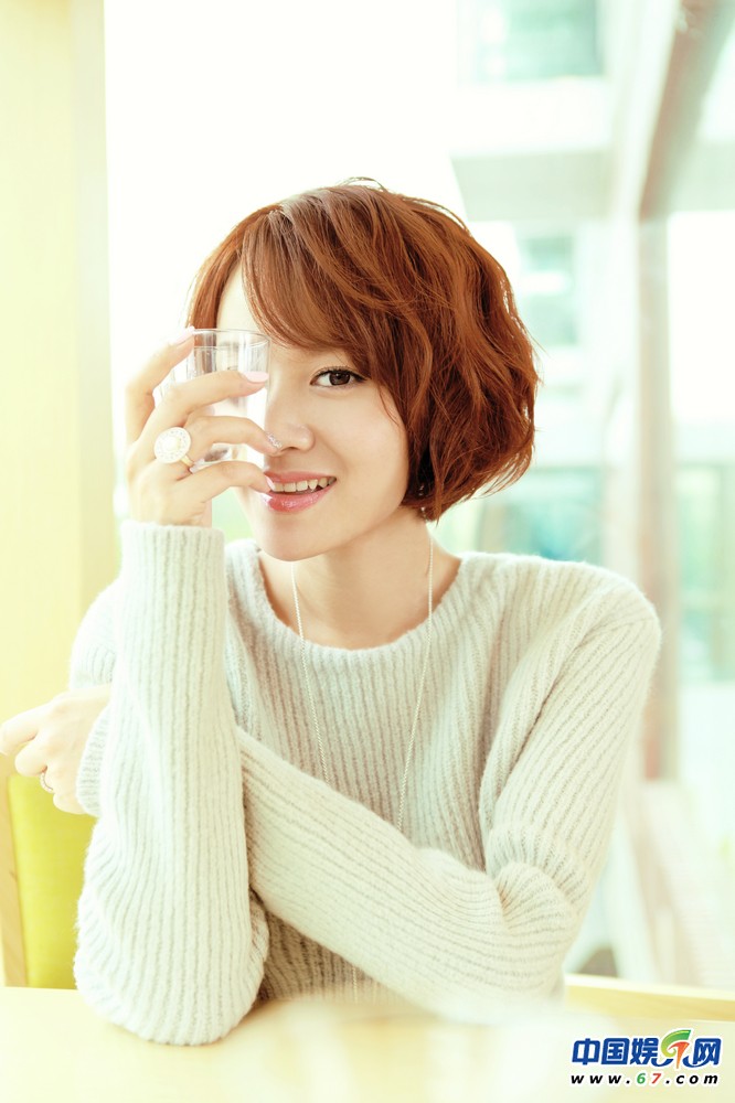 叶一茜清新写真 俏皮短发更显女性优雅