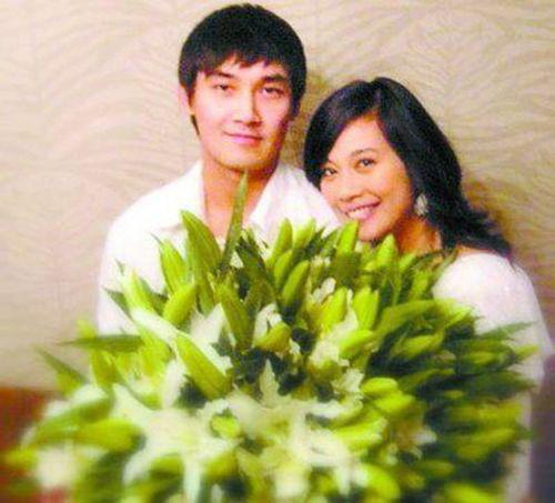 洪欣张丹峰一家四口逛街 盘点娱圈母子恋明星