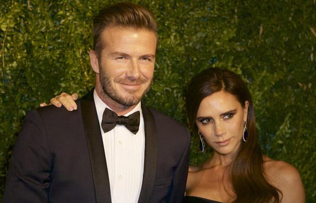 贝嫂秀酥胸搂绅士老公 卷福未婚妻抢镜 贝嫂秀酥胸搂绅士老公 卷福未婚妻抢镜