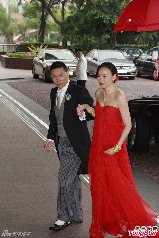  苏永康大婚 新娘红唇低胸 紧搂美人亲不停(图) 