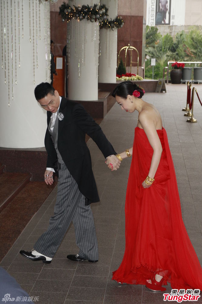  苏永康大婚 新娘红唇低胸 紧搂美人亲不停(图) 