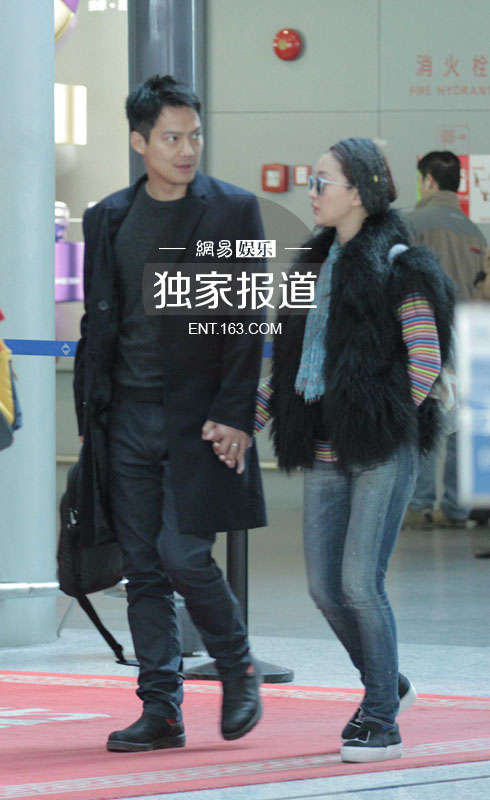 周迅<em>穿</em>毛茸茸<em>马甲温暖</em>现身 与高圣远十指紧扣