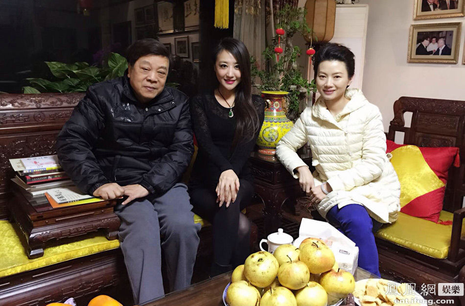  赵忠祥 邀美女主持家中做客 紧贴合影亲自下厨