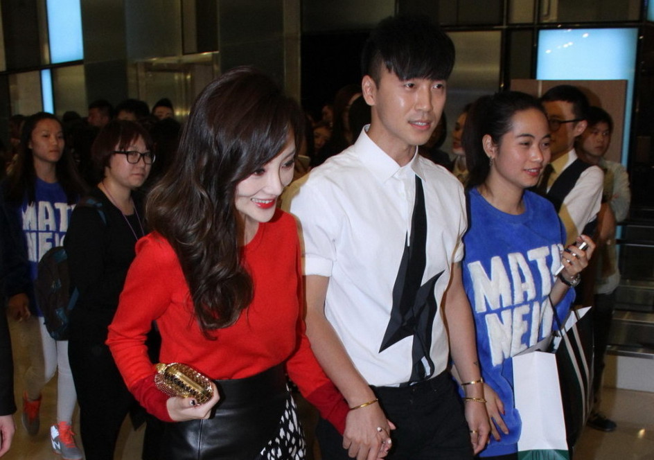 李小璐拉手男友人 似好闺蜜大方不惧绯闻(图) - 青岛新闻网