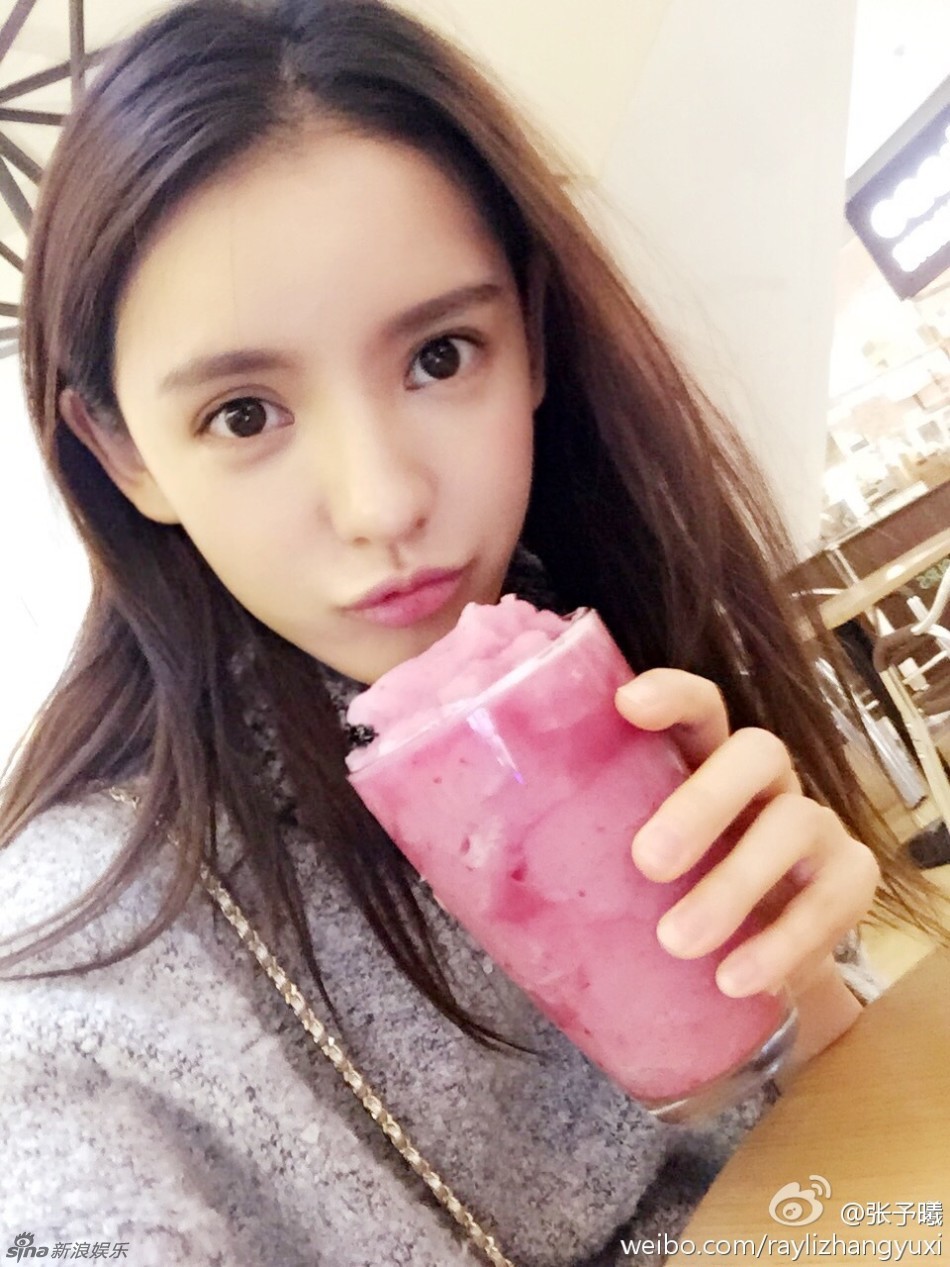 王思聪疑公开女友  张予曦 美艳私照曝光(组图) 