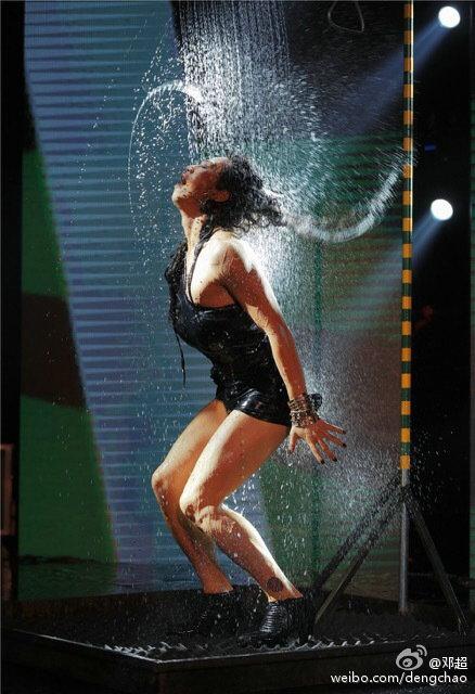 邓超挺胸甩臀自摸诱人 穿紧身裙湿身大跳热舞