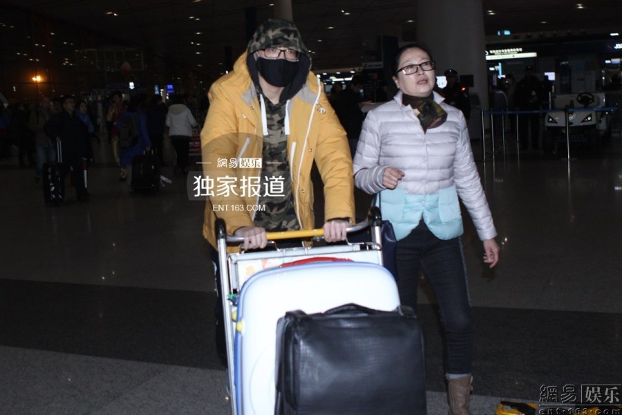 李代沫出狱后首度现身 包裹严实母亲相陪(图)