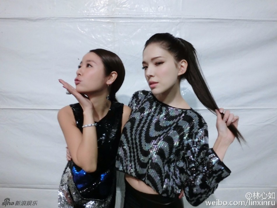 疯女组合!林心如许玮宁秀蛮腰热辣亲吻(图)