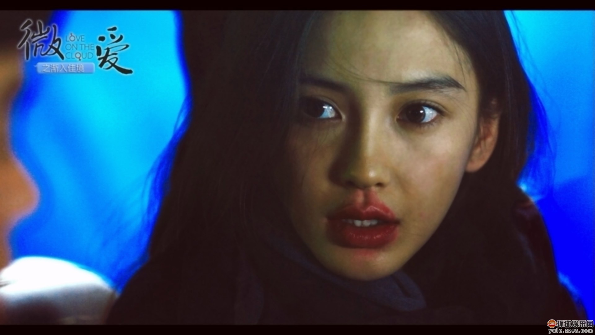 <em>文章</em>独自<em>接女儿放学</em> 拿玫瑰牵爱女做慈父(图) 