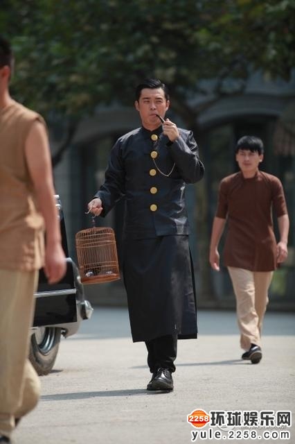 <em>文章</em>独自<em>接女儿放学</em> 拿玫瑰牵爱女做慈父(图) 
