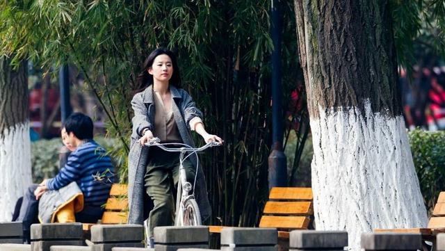 刘亦菲长发披肩骑自行车 低胸衬衣显清新(图)