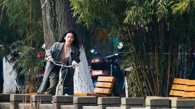 刘亦菲长发披肩骑自行车 低胸衬衣显清新(图)