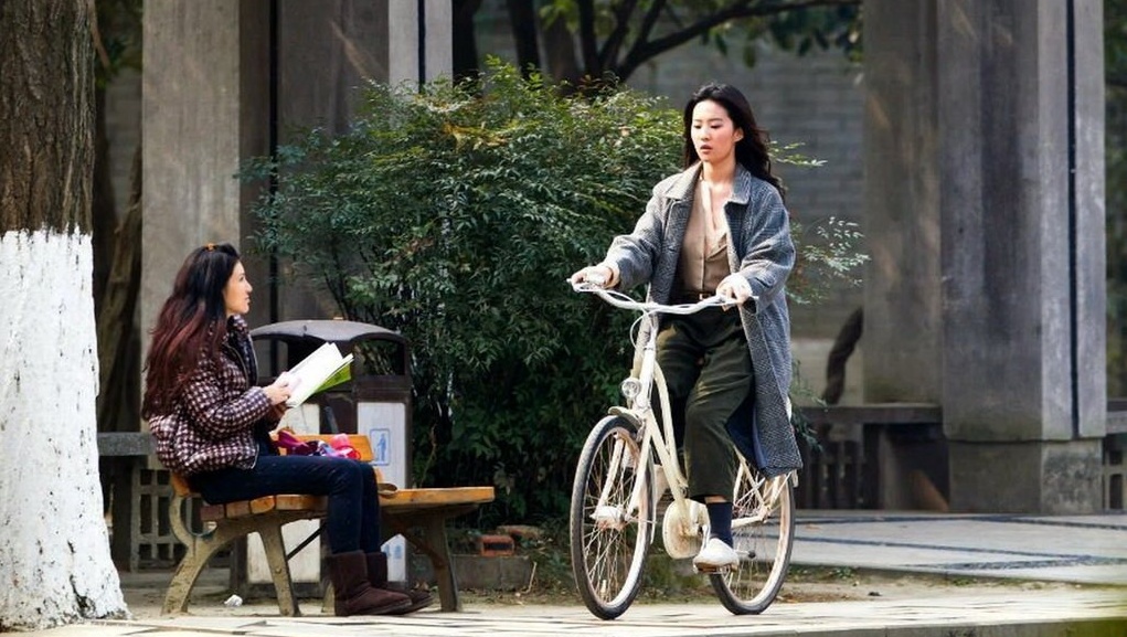 刘亦菲长发披肩骑自行车 低胸衬衣显清新(图)