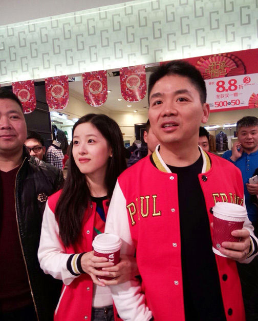 <em>奶茶妹刘强东</em>穿情侣装逛商场 <em>奶茶妹</em>娇笑(图) 