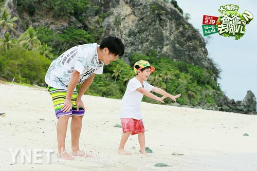 曹格低调现身澳门赌场 托腮玩牌获少女相伴