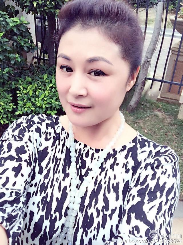  赵本山小姨子 与老公秀恩爱 被赞夫妻相(组图)
