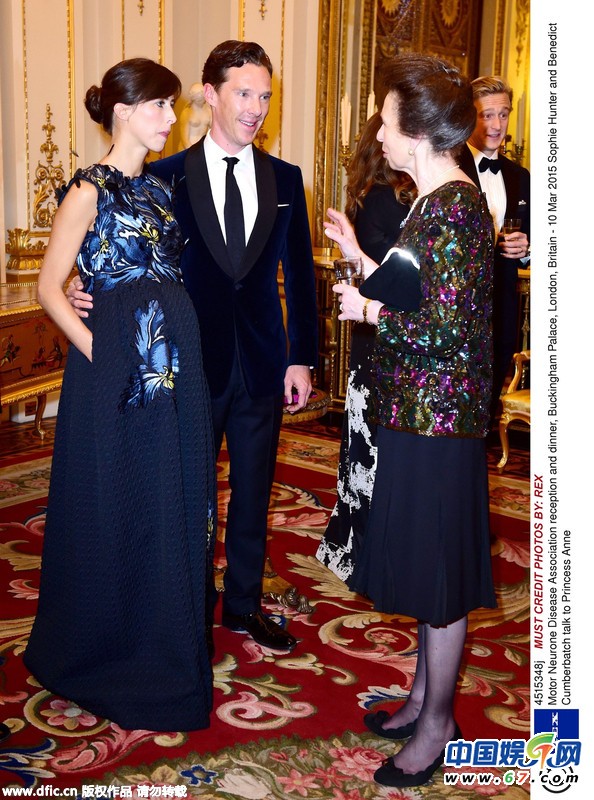 “卷福”携大肚娇妻现身白金汉宫获公主接见 与霍金合影