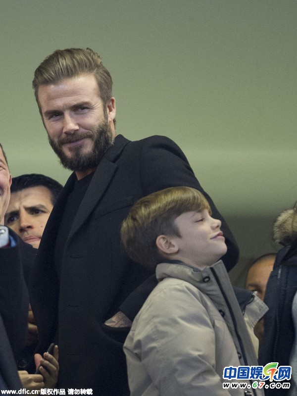 贝克汉姆携儿子观战足球赛 父子颜值爆表羡煞旁人
