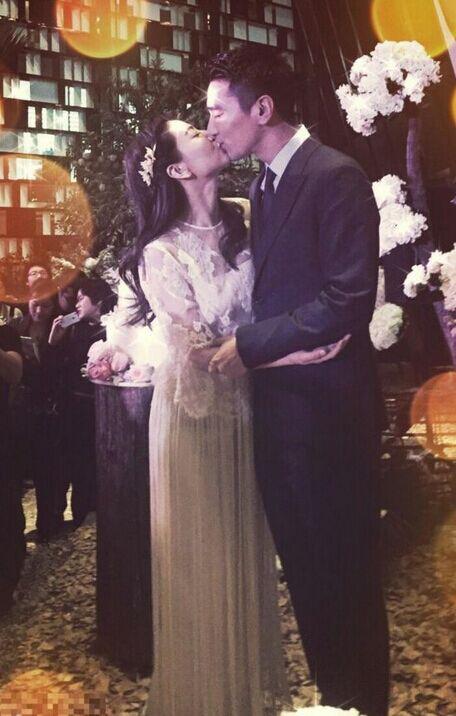 高圆圆赵又廷秀恩爱 当街拥抱感情甜蜜(组图)