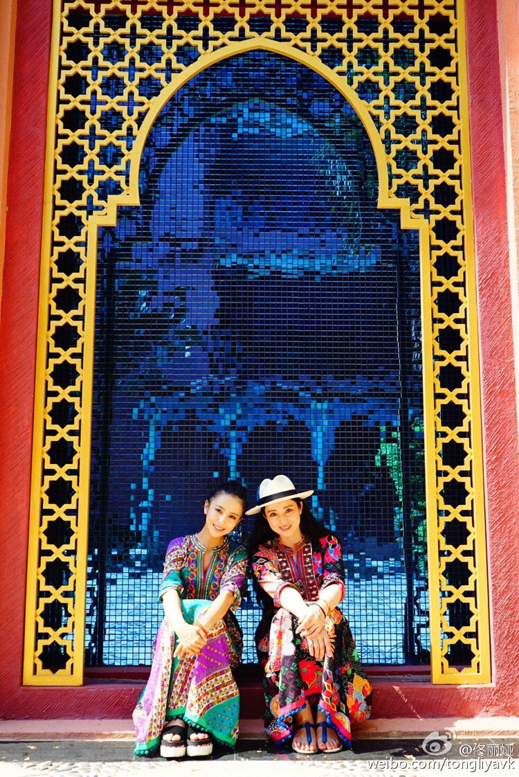 分不清:董璇佟丽娅拼颜值 表情同步似双胞胎 - 青岛新闻网